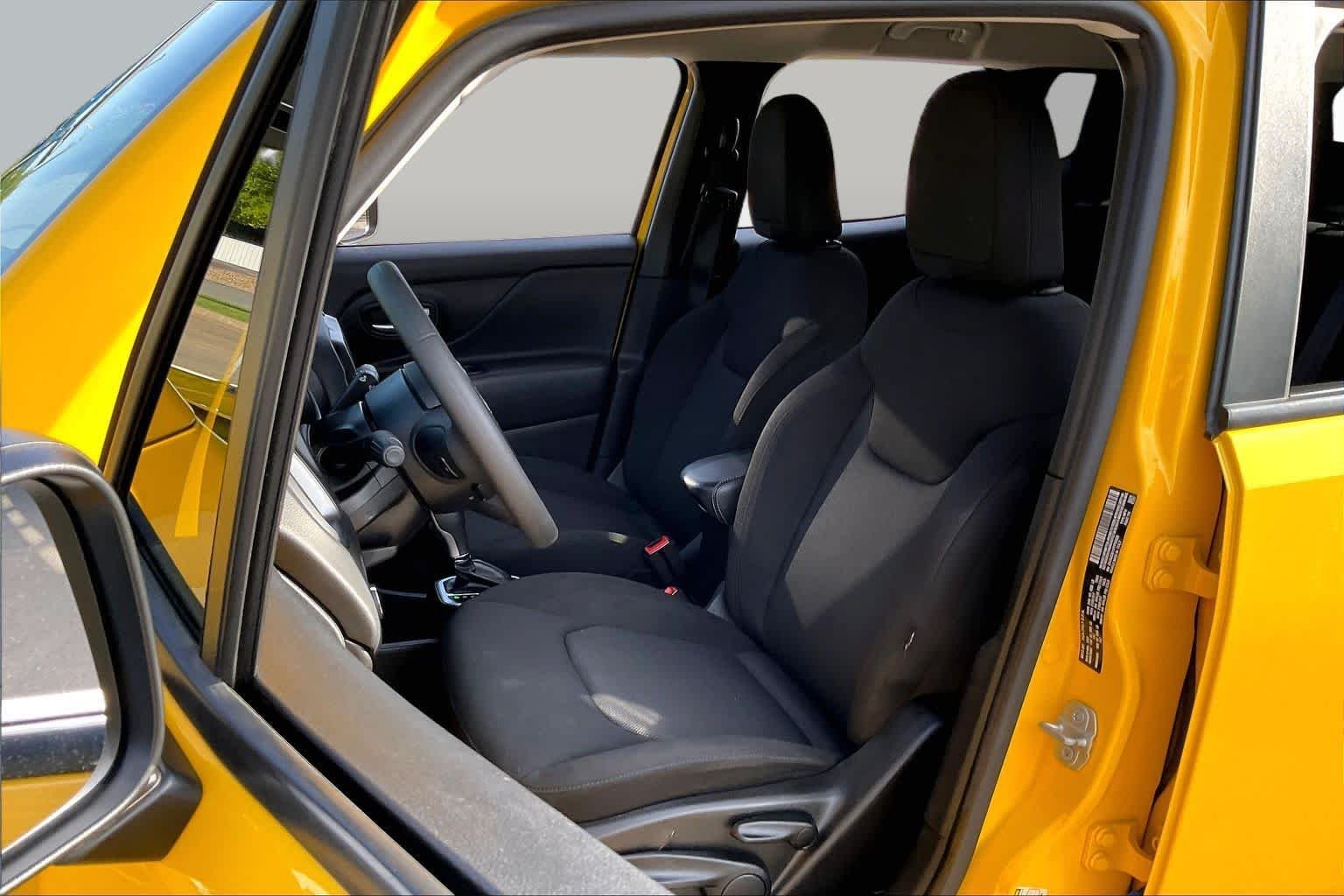 Used 2023 Solar Yellow Clearcoat Jeep Latitude image 8