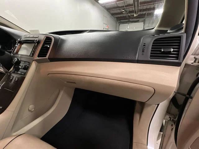Used 2014 White Toyota XLE image 31
