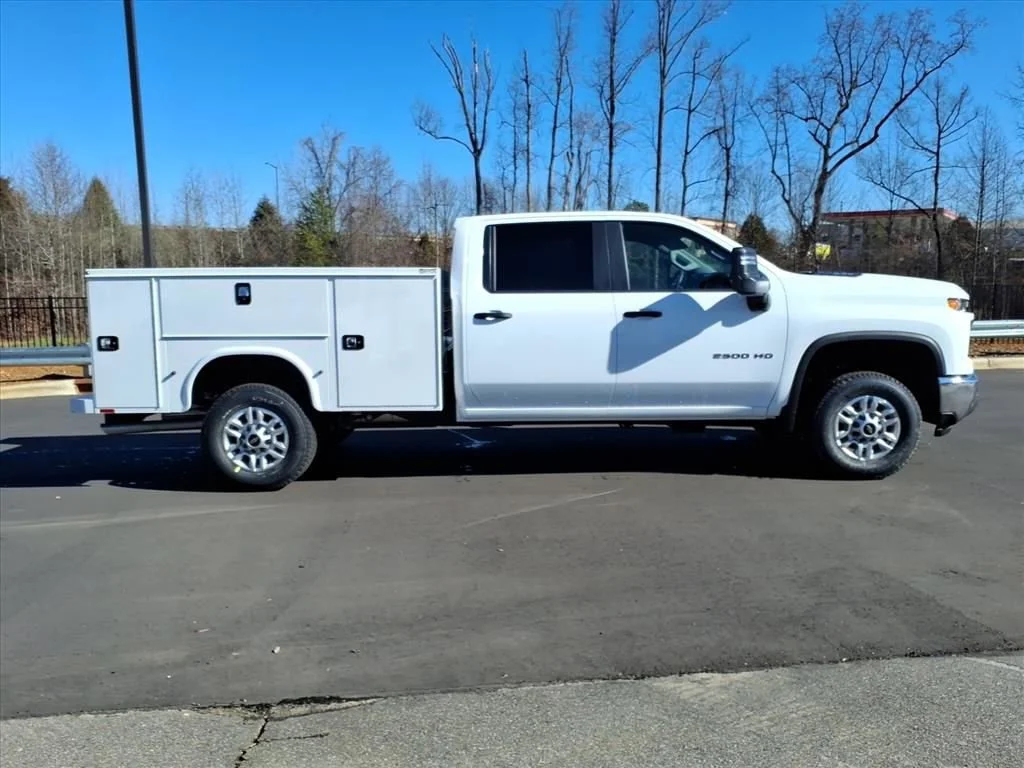 New 2026 Summit White Chevrolet WT image 25