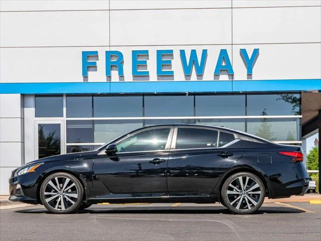 Used 2020 Black Nissan SR FWD image 2