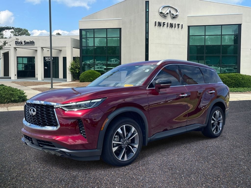 Used 2023 Red INFINITI LUXE image 3