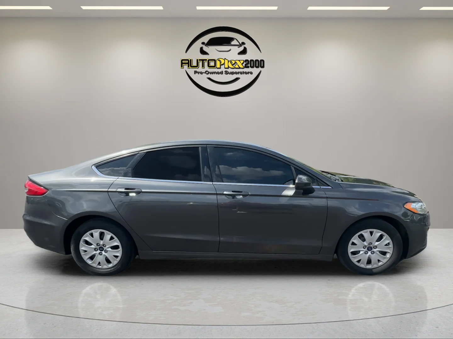 Used 2019 Gray Ford S image 8