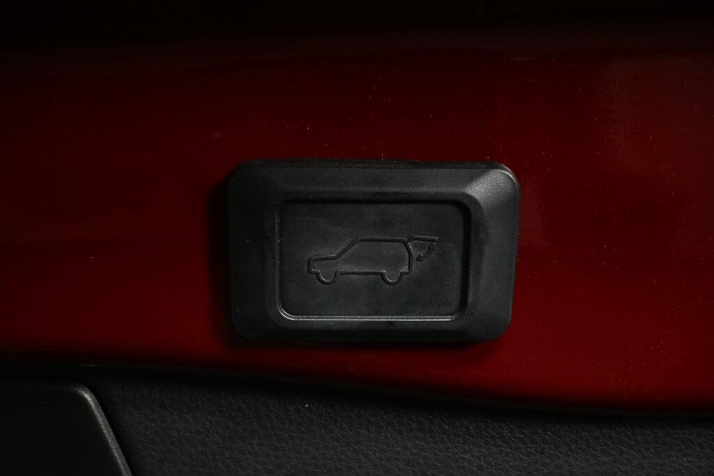 Used 2020 Ruby Flare Pearl TOYOTA XLE Premium image 30