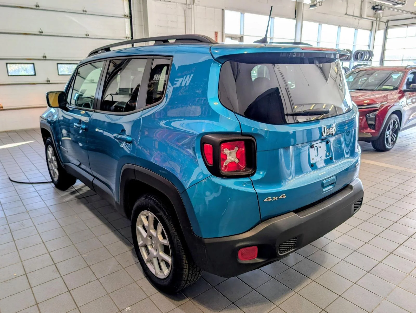 Used 2021 Bikini Metallic Clearcoat Jeep Latitude image 6