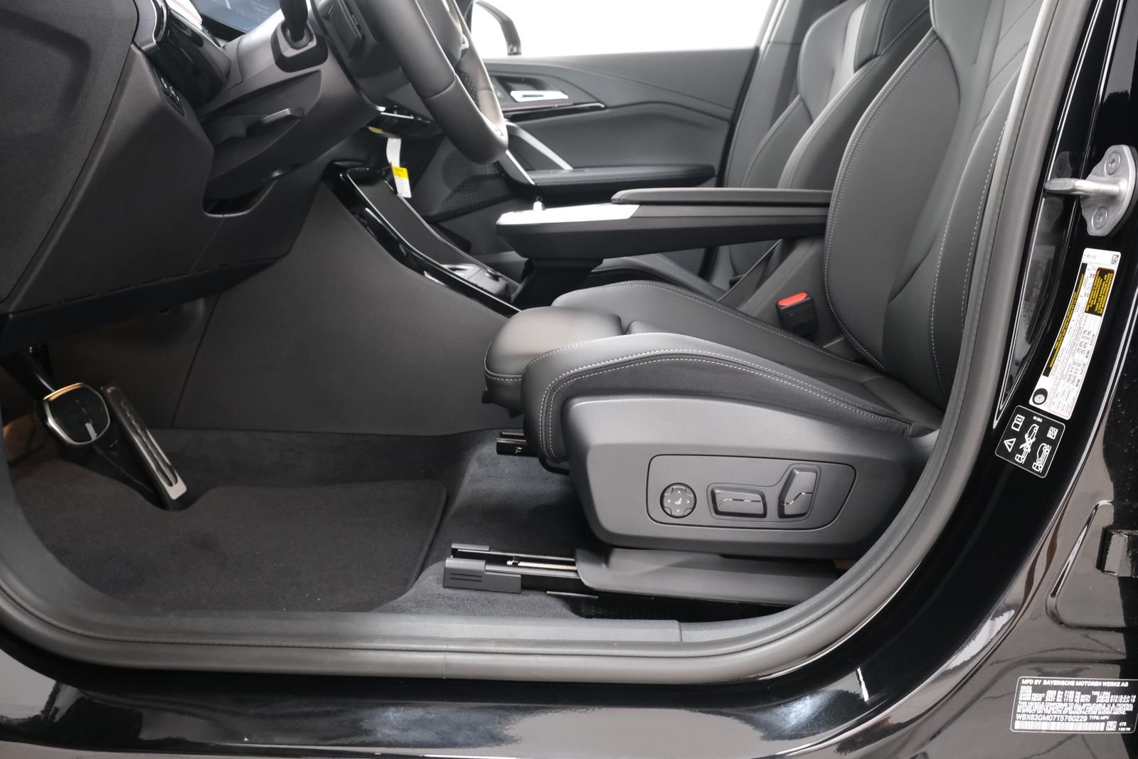 New 2026 Black Sapphire Metallic BMW xDrive28i image 30