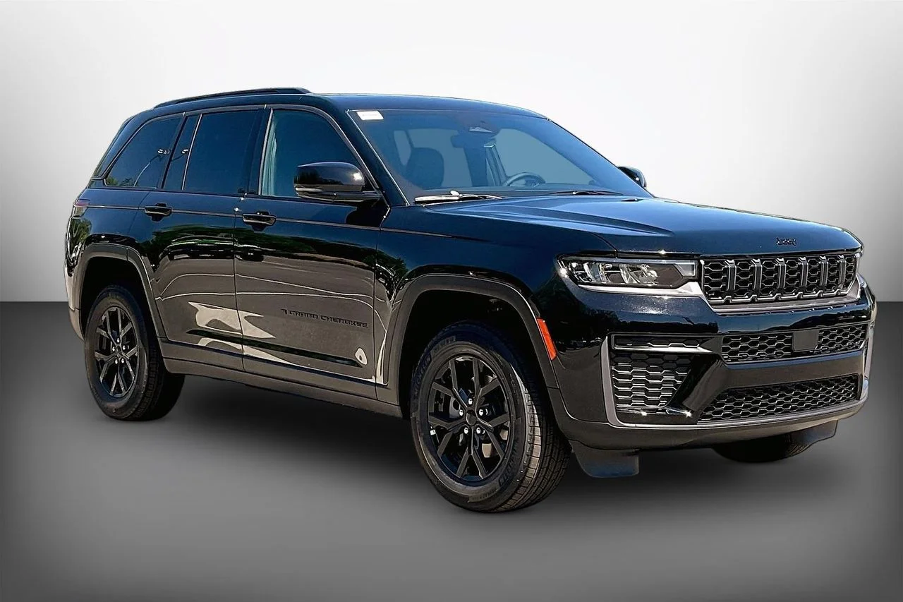 New 2026 Diamond Black Crystal Pearlcoat Jeep Altitude image 2