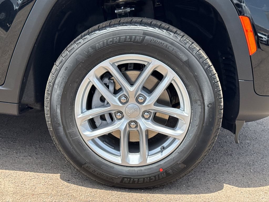New 2026 Diamond Black Crystal Pearl-Coat Exterior Paint Jeep Laredo image 7