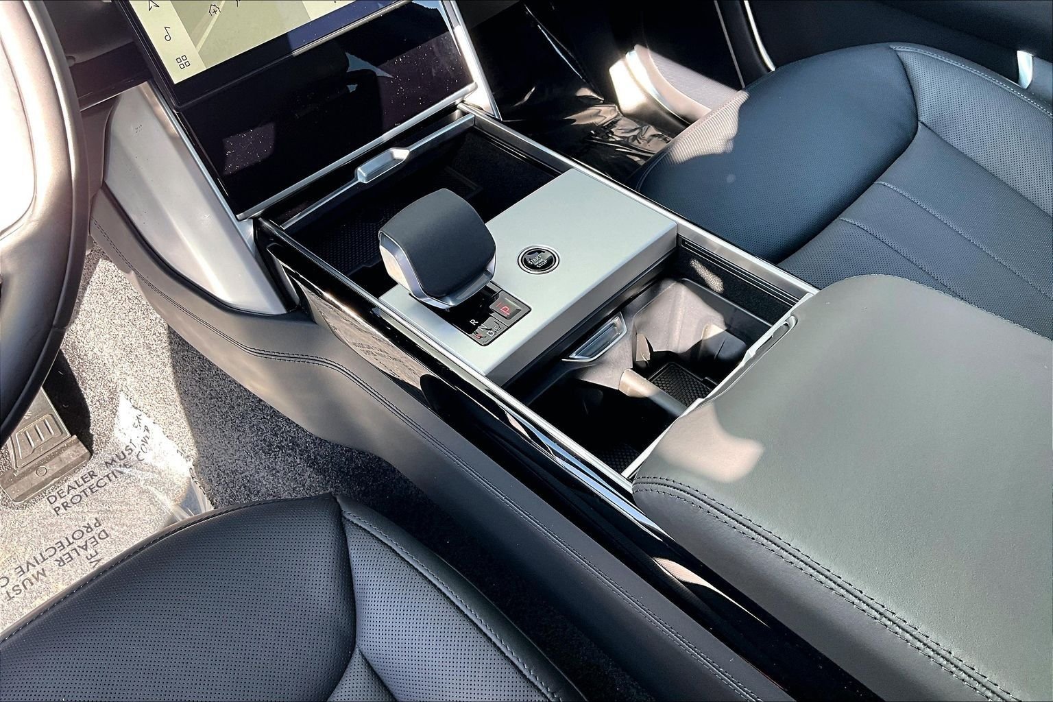 New 2026 Santorini Black Land Rover SE image 8