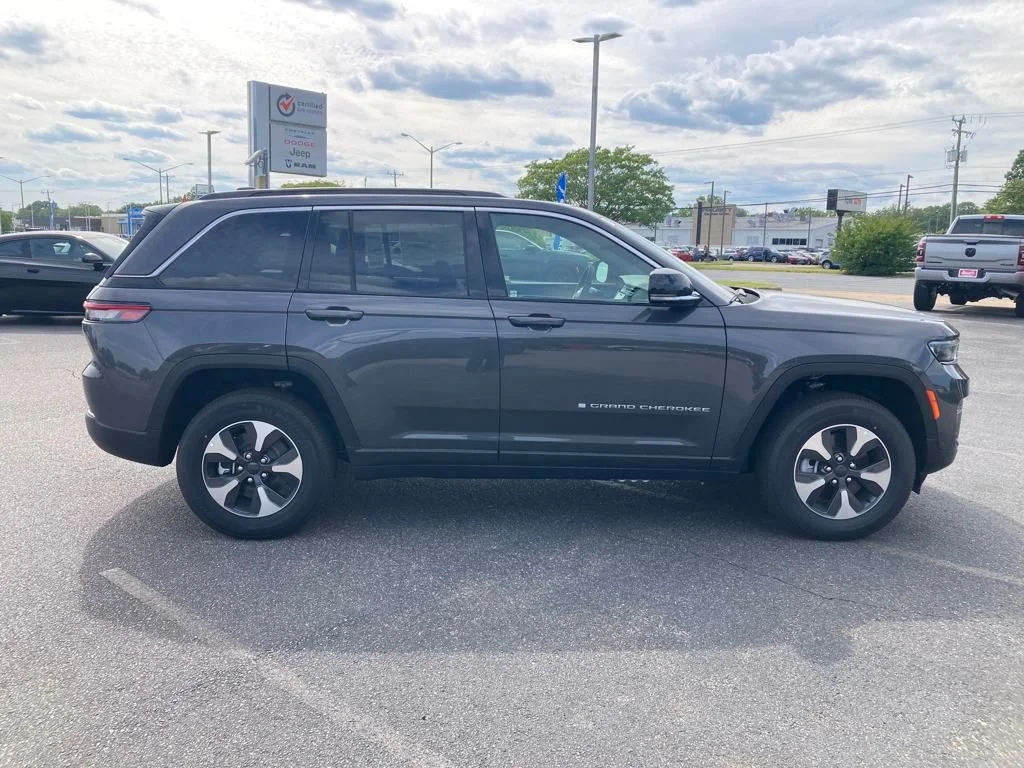 New 2024 Baltic Gray Metallic Clear-Coat Exterior Paint Jeep 4xe image 5