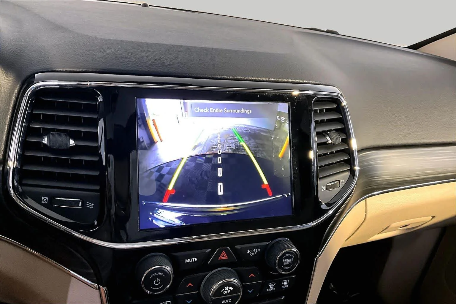 Used 2020 Diamond Black Crystal Pearlcoat Jeep Limited image 29
