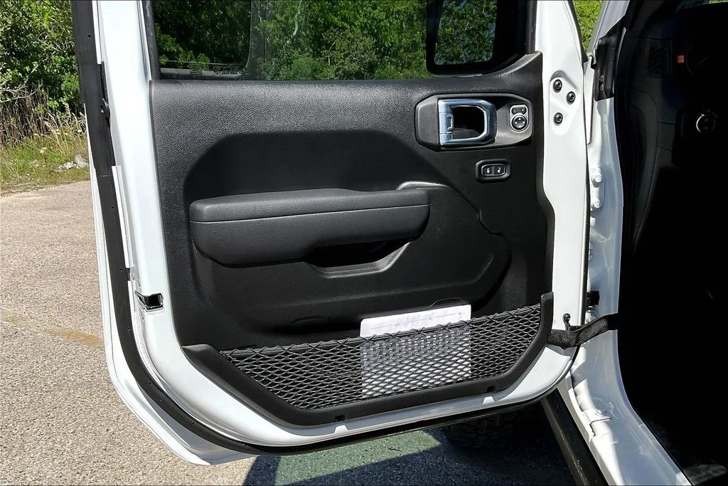New 2026 Bright White Clear-Coat Exterior Paint Jeep Mojave image 13