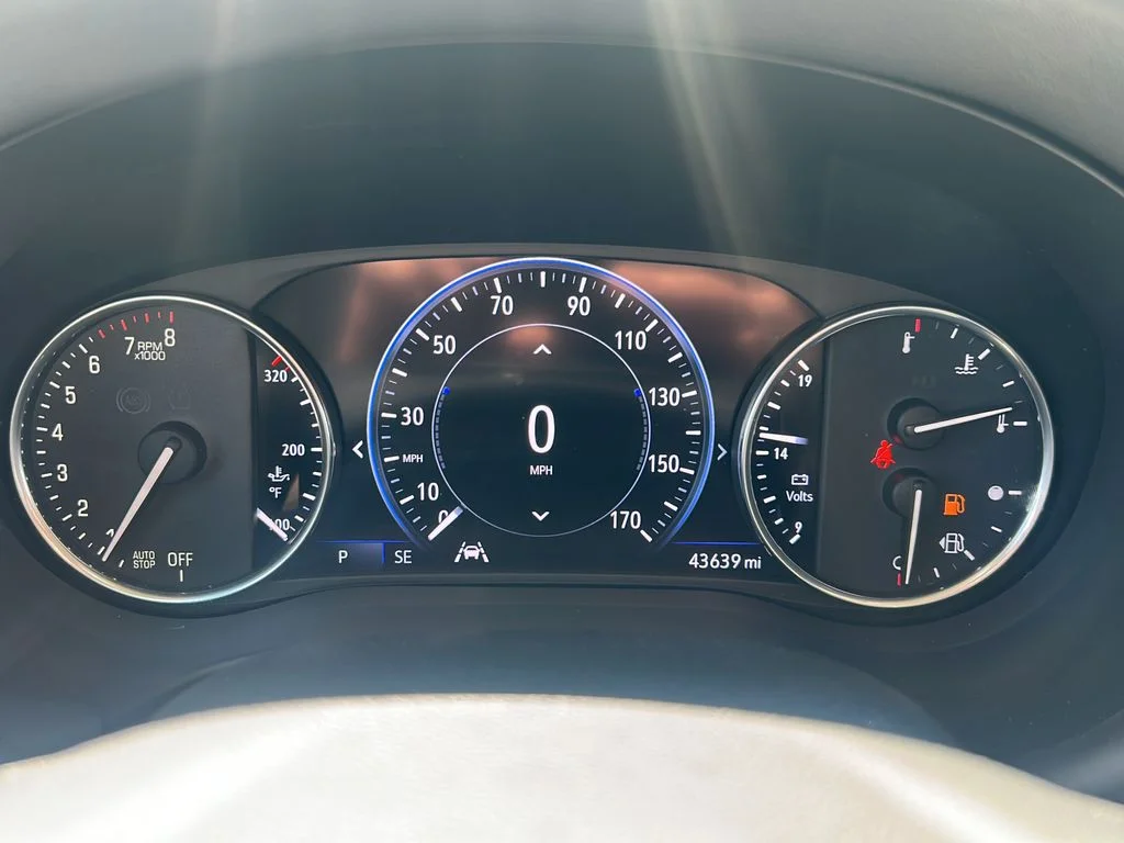 Used 2022 White Buick Avenir image 27