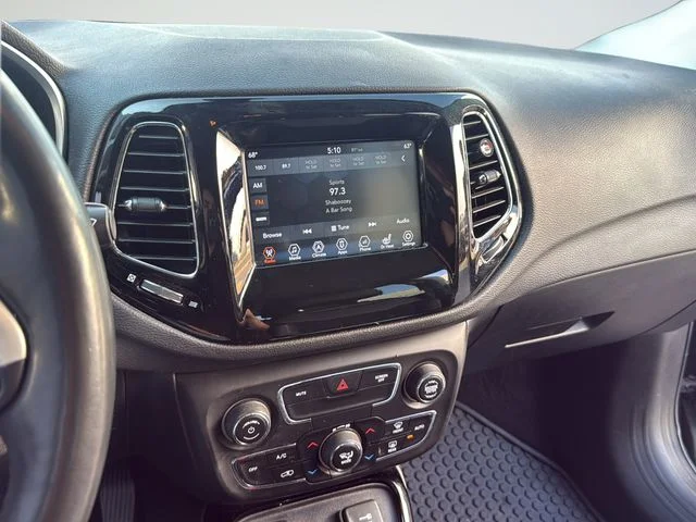 Used 2018 Black Jeep Latitude image 14