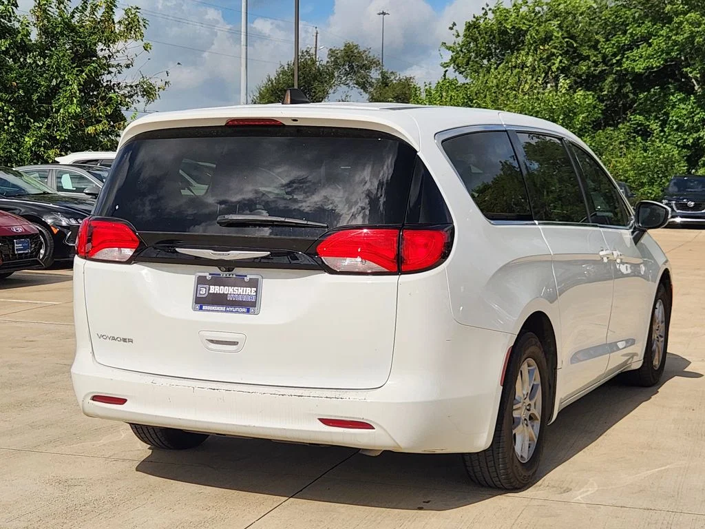 Used 2023 Bright White Clearcoat Chrysler LX image 9
