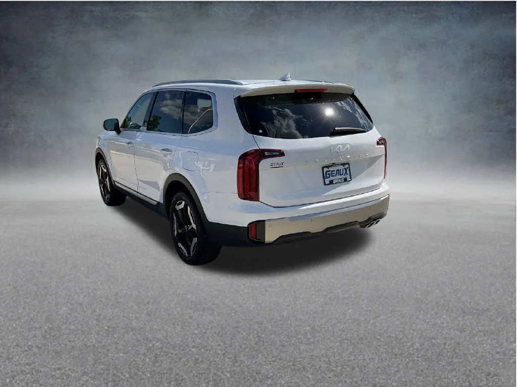 Used 2025 White Kia S image 5