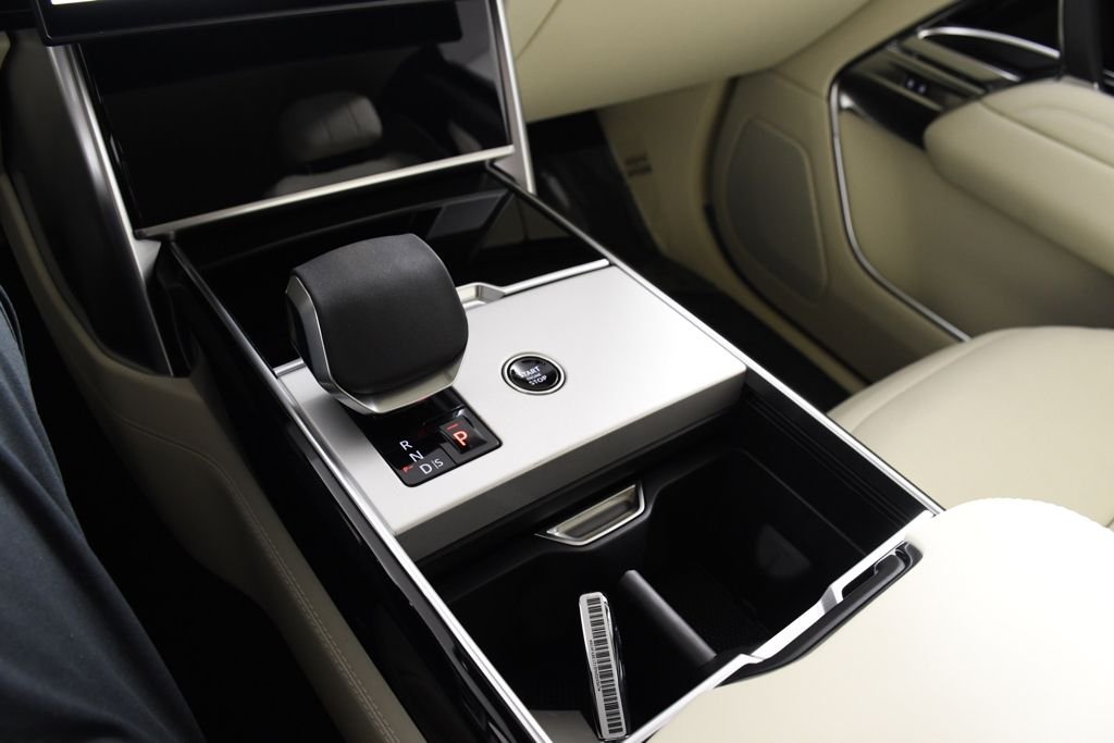 New 2026 Ostuni Pearl W Land Rover SE image 31