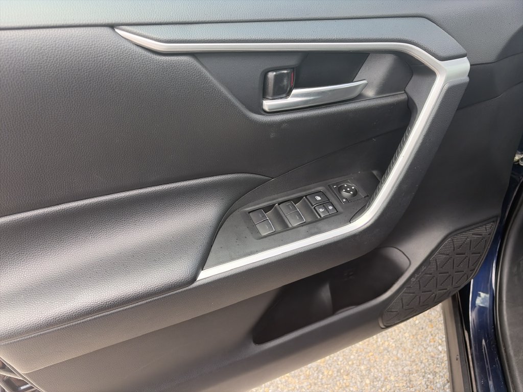 Used 2025  Toyota XLE image 17