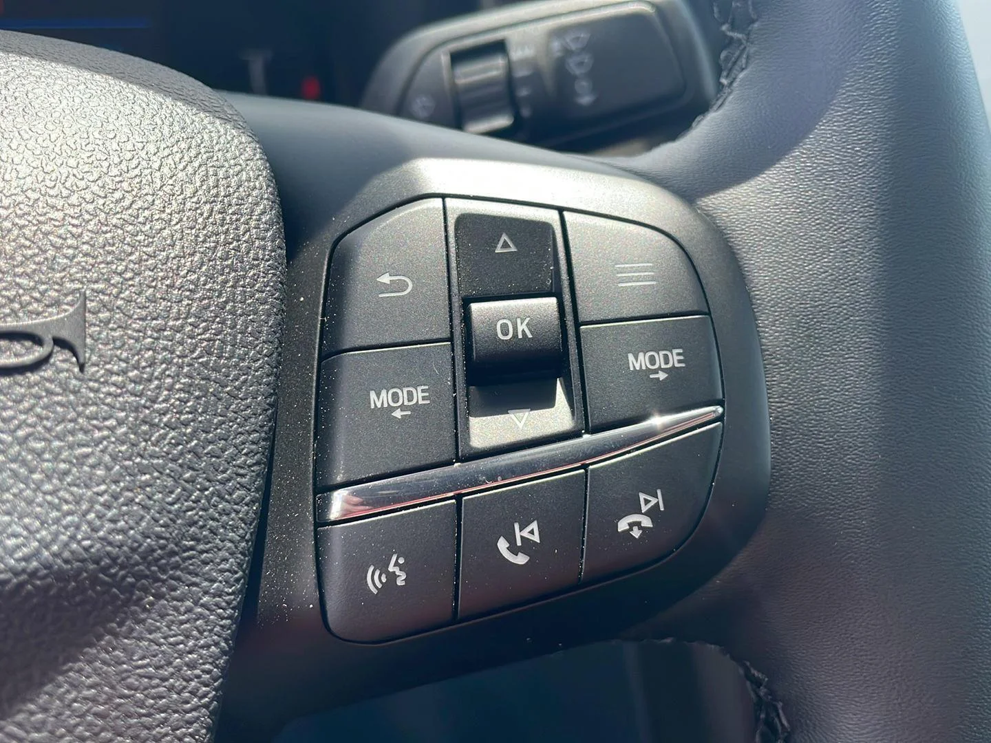 New 2026 Carbonized Gray Metallic Ford LARIAT image 18