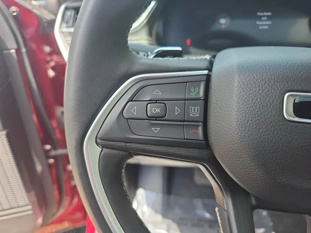 Used 2023 Red Jeep Altitude image 18