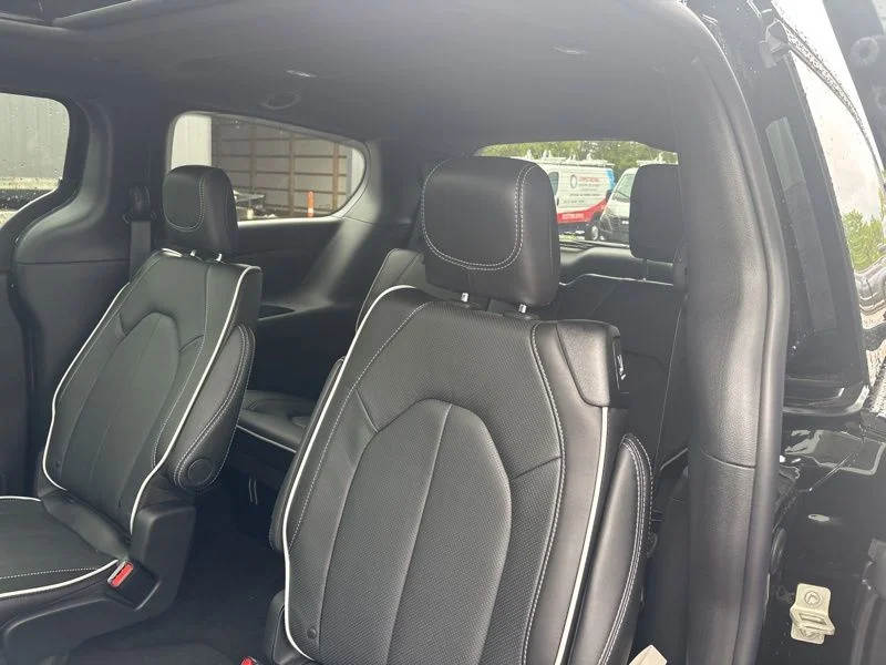 New 2026 Diamond Black Crystal Pearl-Coat Exterior Paint Chrysler Limited image 10