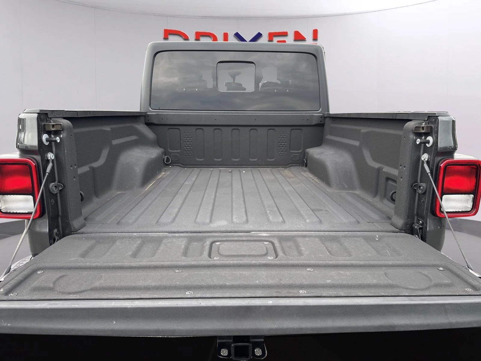 Used 2021 Granite Crystal Metallic Clearcoat Jeep Sport S image 31