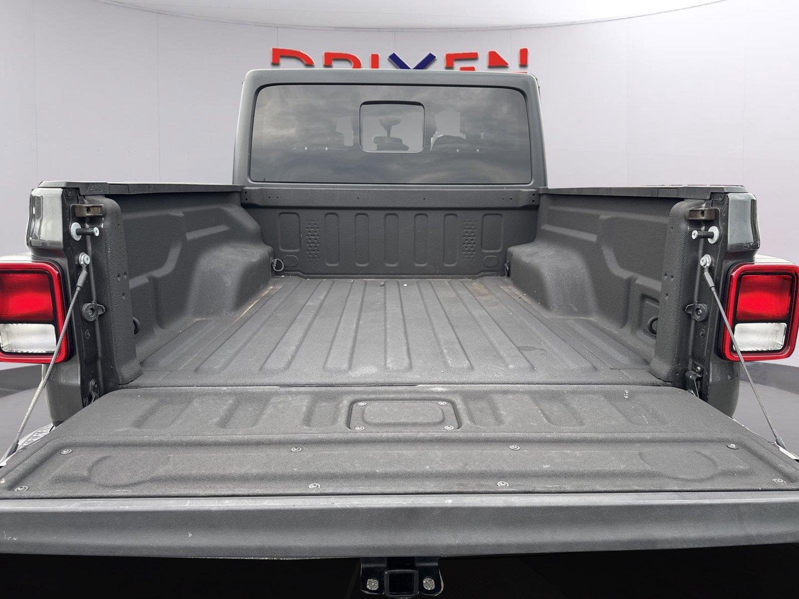 Used 2021 Granite Crystal Metallic Clearcoat Jeep Sport S image 31
