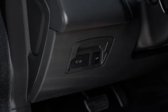 Used 2025  Land Rover Dynamic SE image 28
