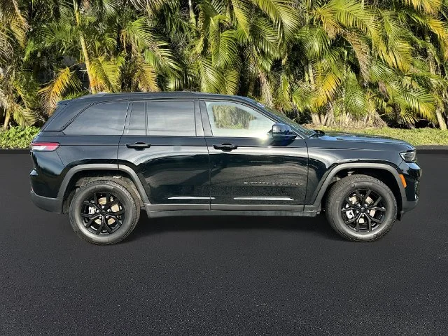 Used 2025 Black Jeep Altitude X image 4