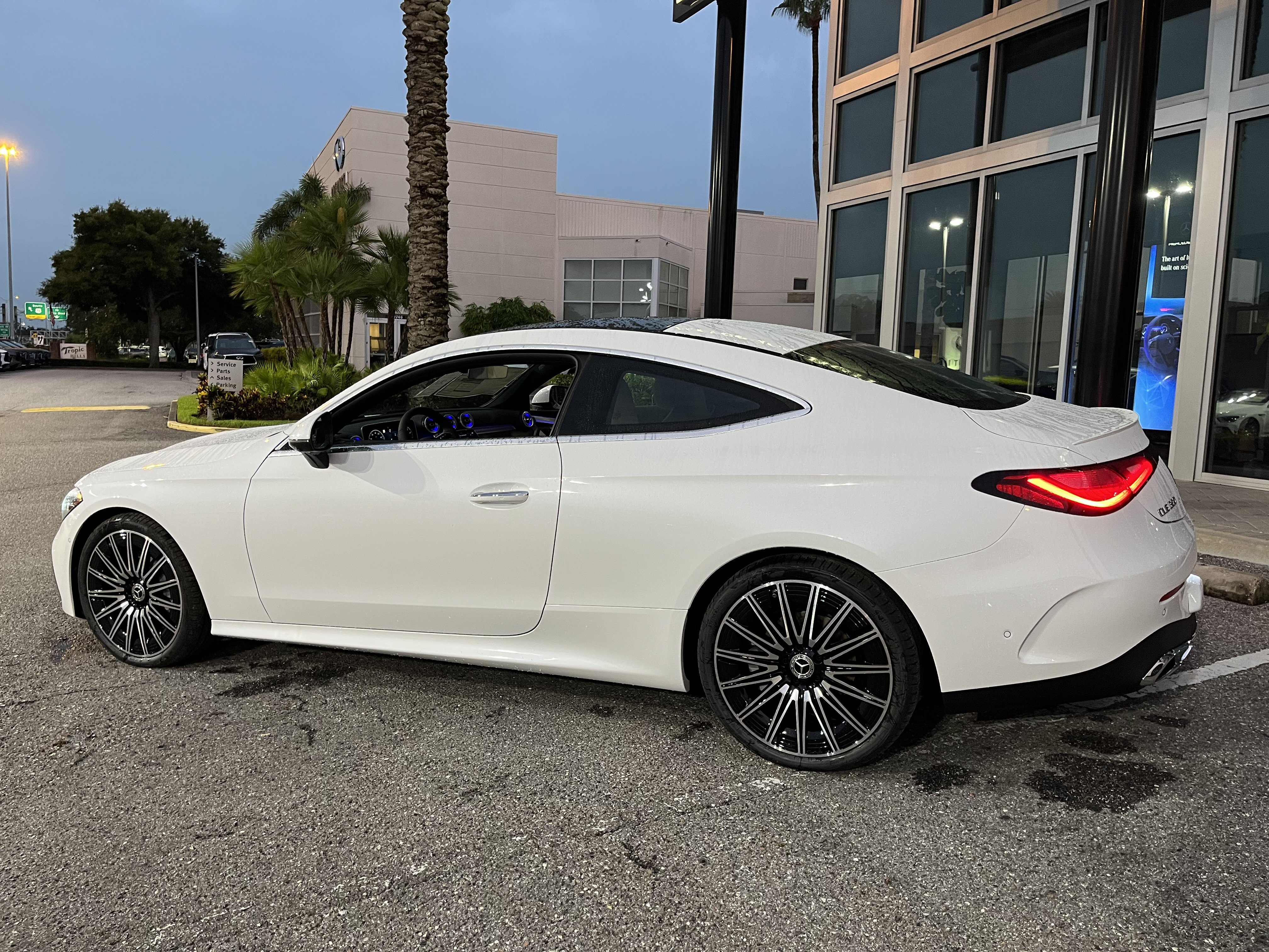 New 2026 MANUFAKTUR Moonlight White Metallic Mercedes-Benz CLE 300 image 4