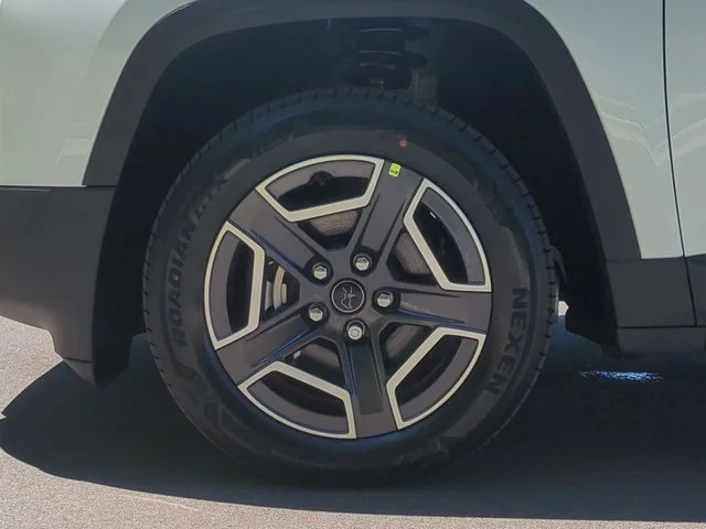 New 2026 Bright White Clear-Coat Exterior Paint Jeep Laredo image 19