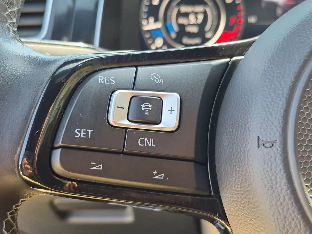 Used 2018  Volkswagen DCC & Navigation 4Motion image 17