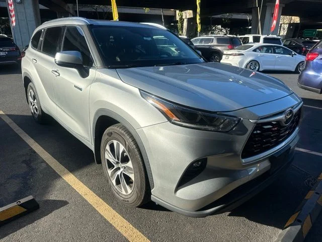 Used 2021 Silver Toyota XLE image 7