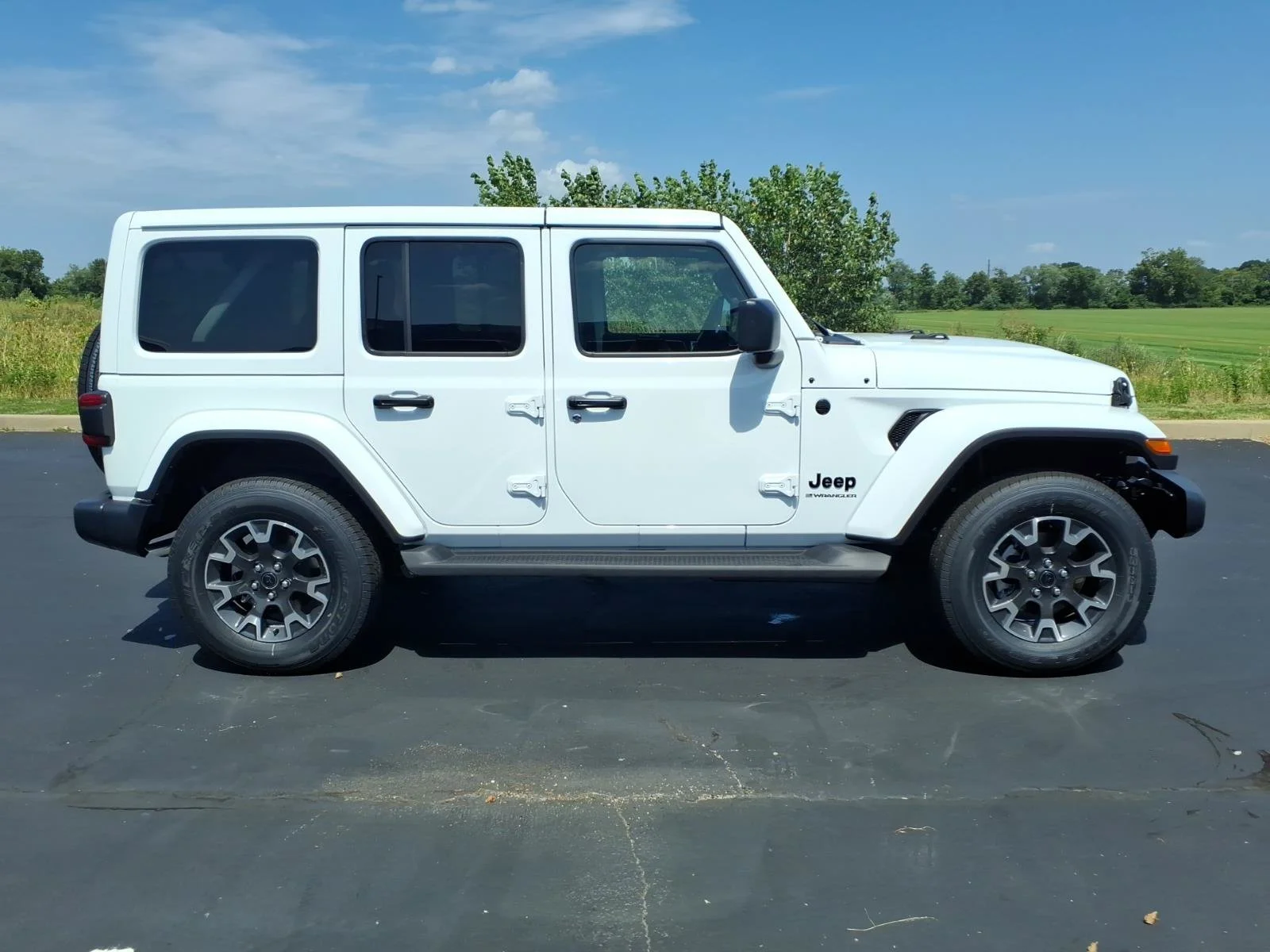 New 2026 Bright White Clear-Coat Exterior Paint Jeep Sahara image 17