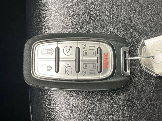 Used 2024 Silver Mist Clearcoat Chrysler Hybrid Select image 27