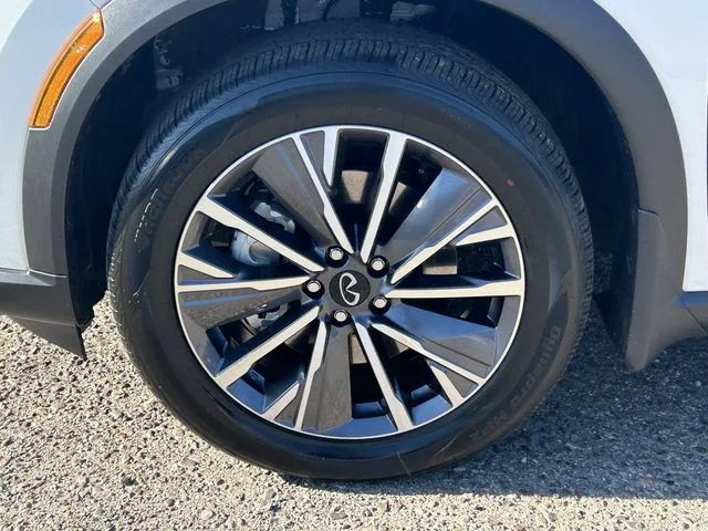 New 2027 RADIANT WHITE INFINITI Luxe FWD image 10