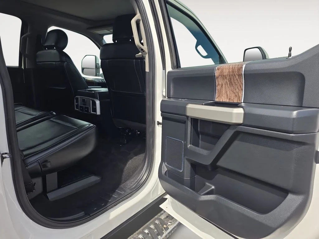 Used 2019 White Platinum Tri-Coat Metallic Ford LARIAT image 12