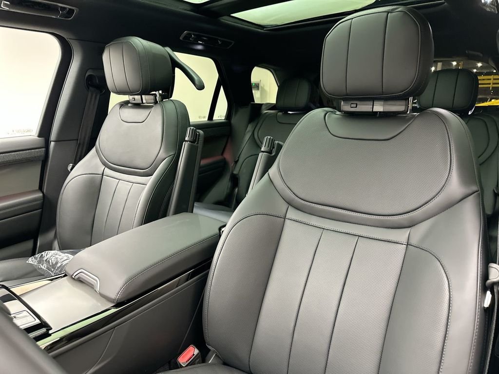 New 2026 Santorini Black Metallic Land Rover SE image 10
