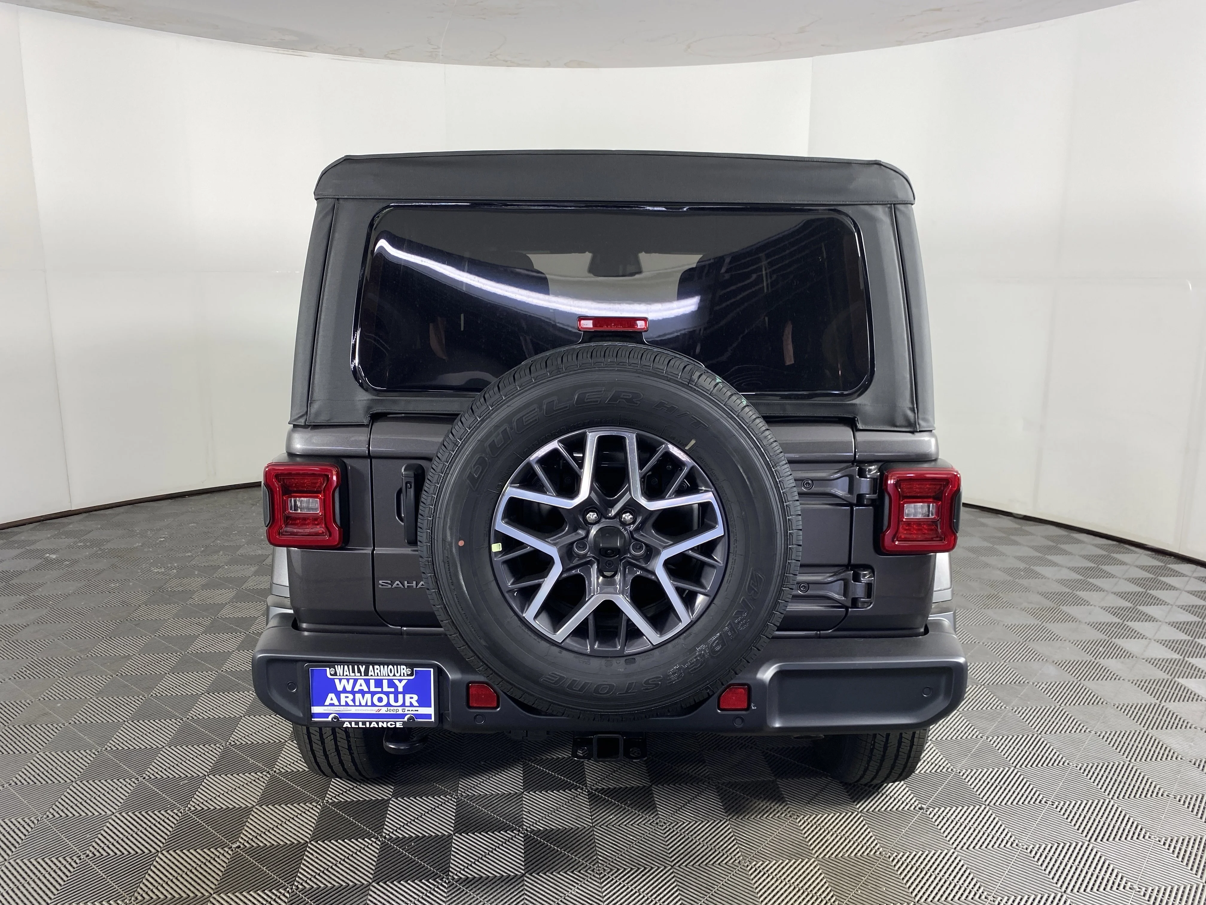 New 2026 Granite Crystal Metallic Clear-Coat Exterior Paint Jeep Sahara image 8