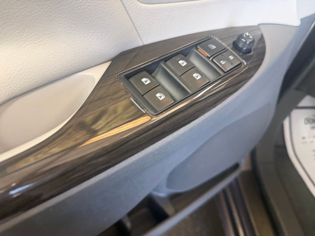 Used 2015 Gray Toyota XLE image 11