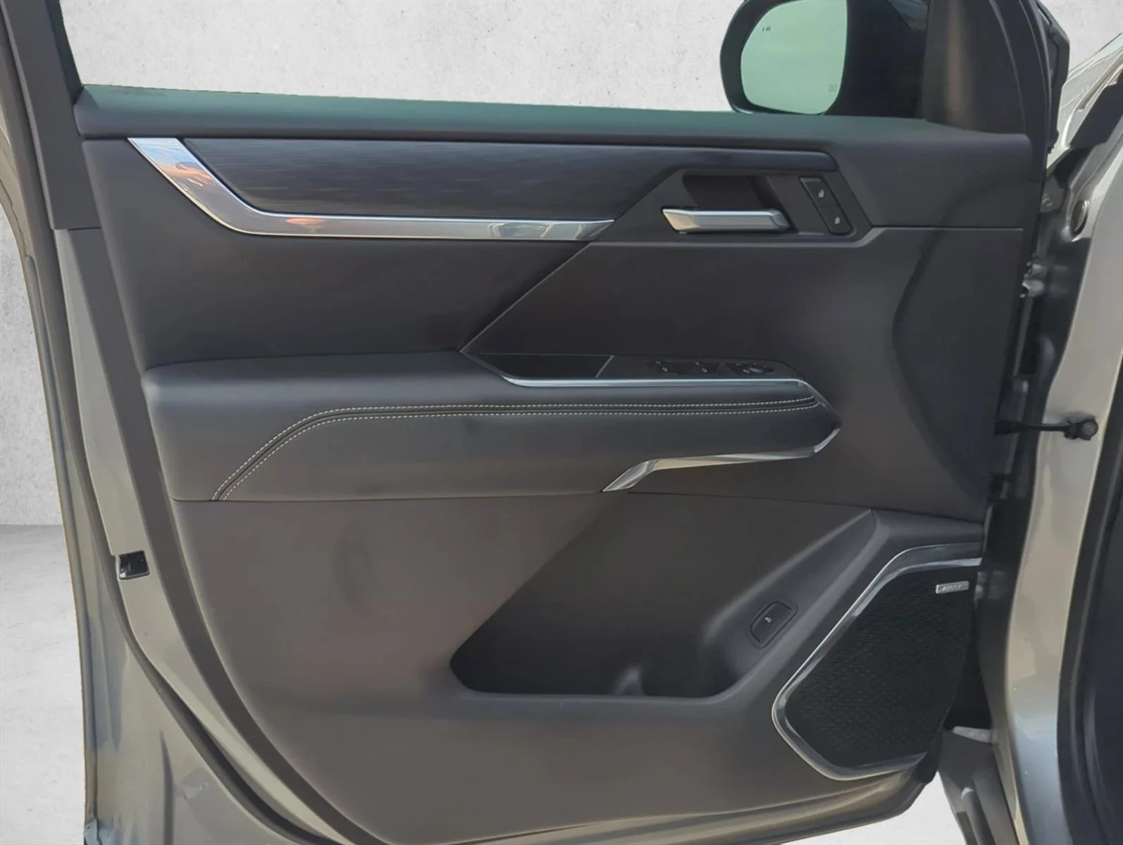 Used 2025 Sterling Metallic GMC FWD Elevation image 10