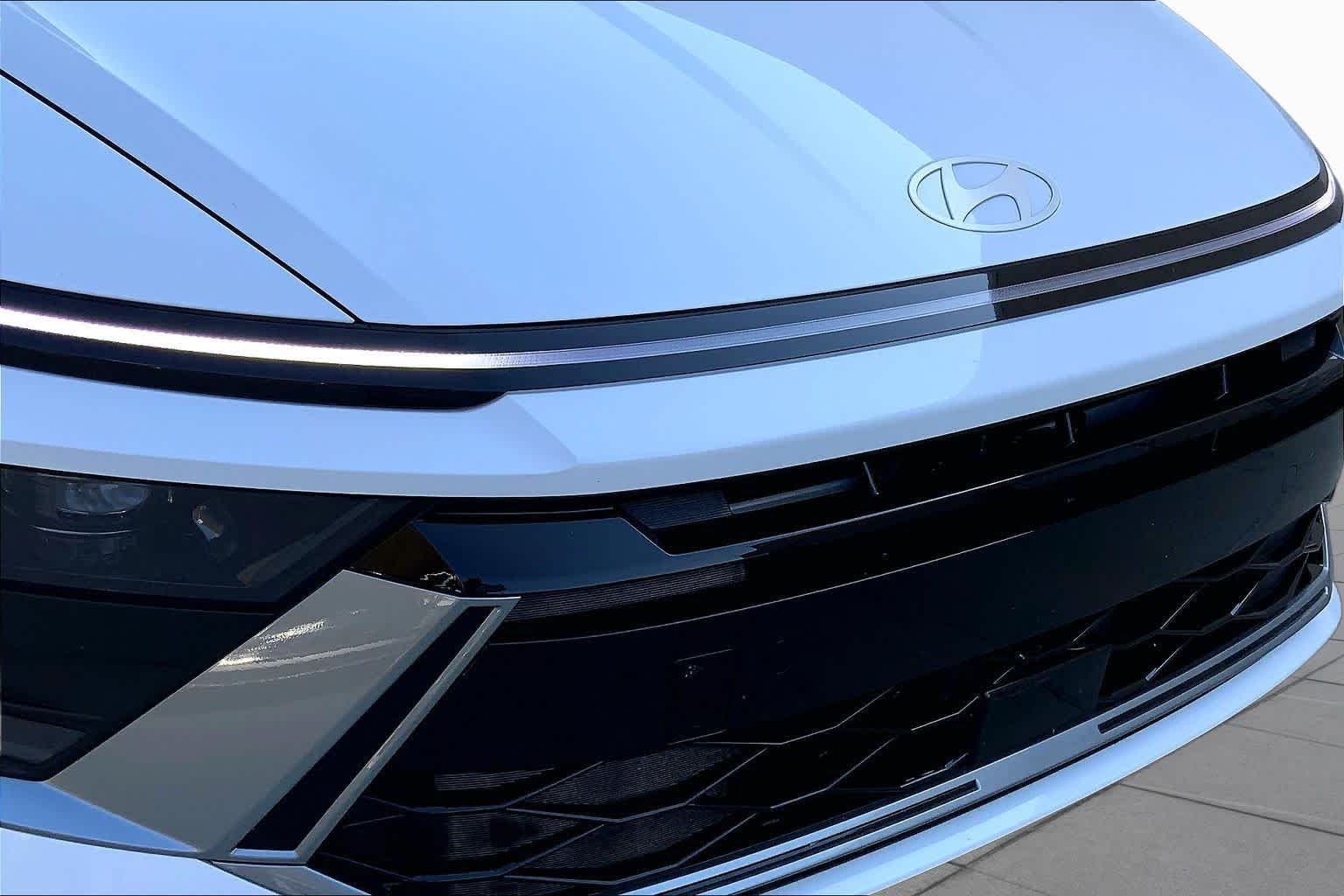 Used 2025 Serenity White Hyundai SE image 31