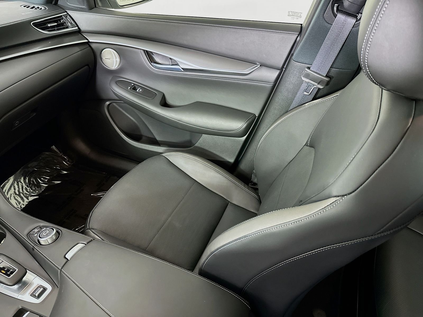 Used 2025 Radiant White INFINITI ESSENTIAL image 24