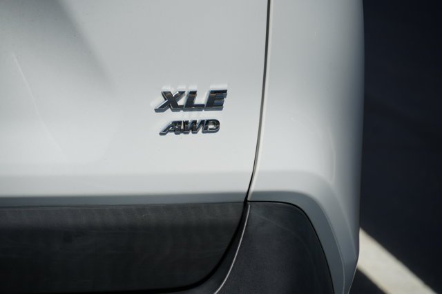 Used 2020 White Toyota XLE Premium image 12