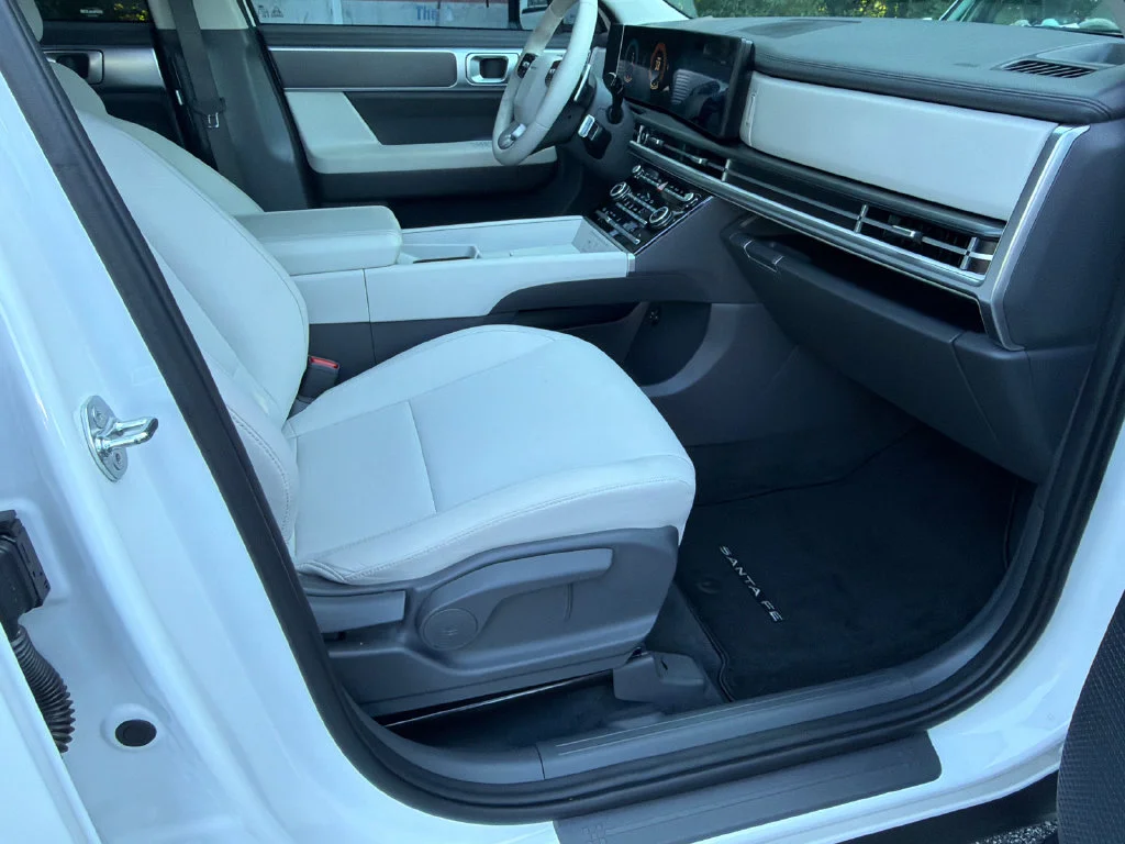 Used 2025 White Hyundai SE image 13