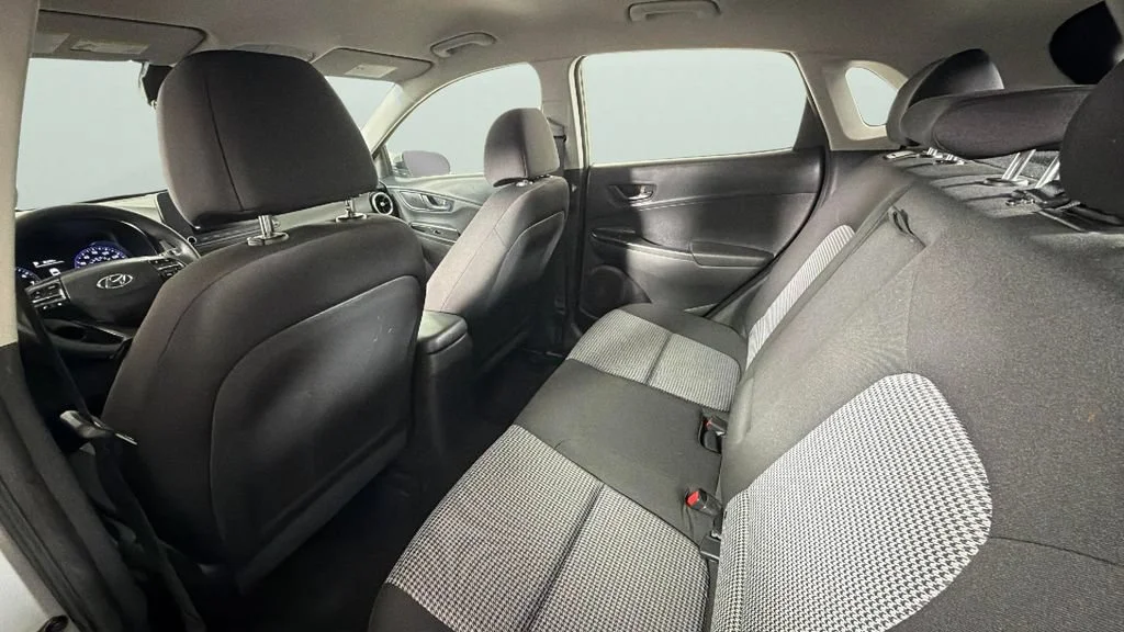 Used 2022 Silver Hyundai SE image 27