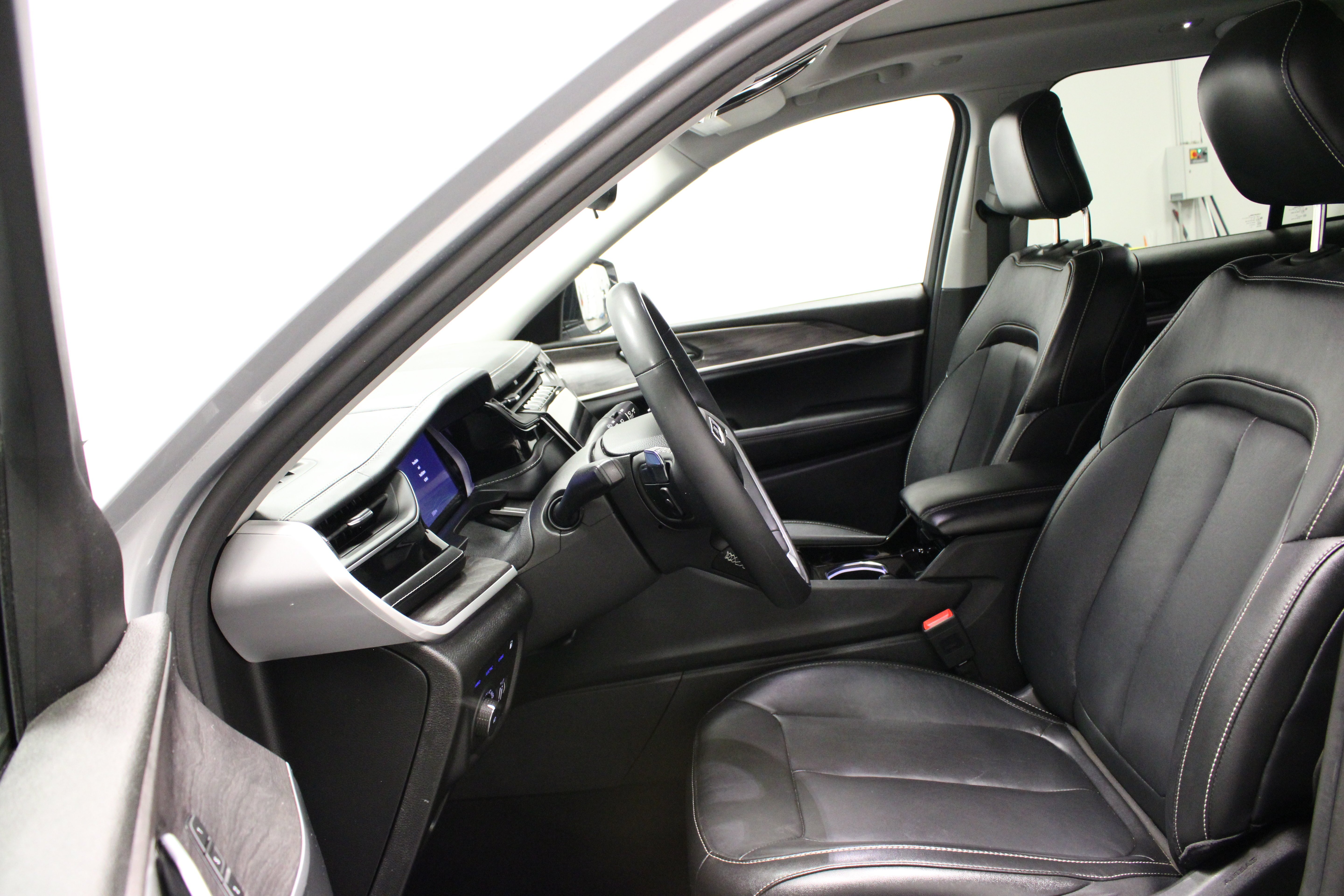 Used 2022 Silver Zynith Jeep 4xe image 18