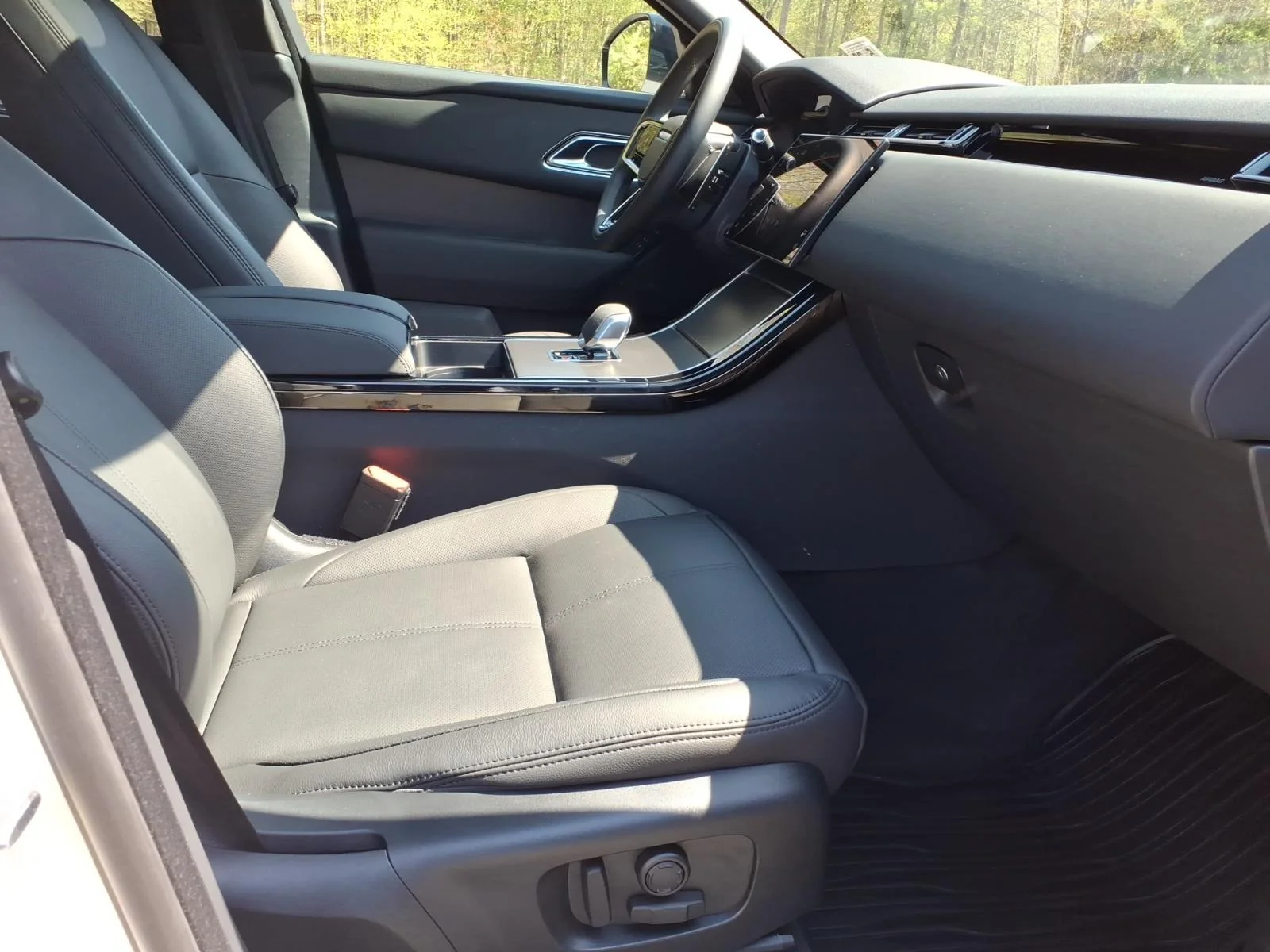 Certified Used 2026 Fuji White Land Rover S image 3