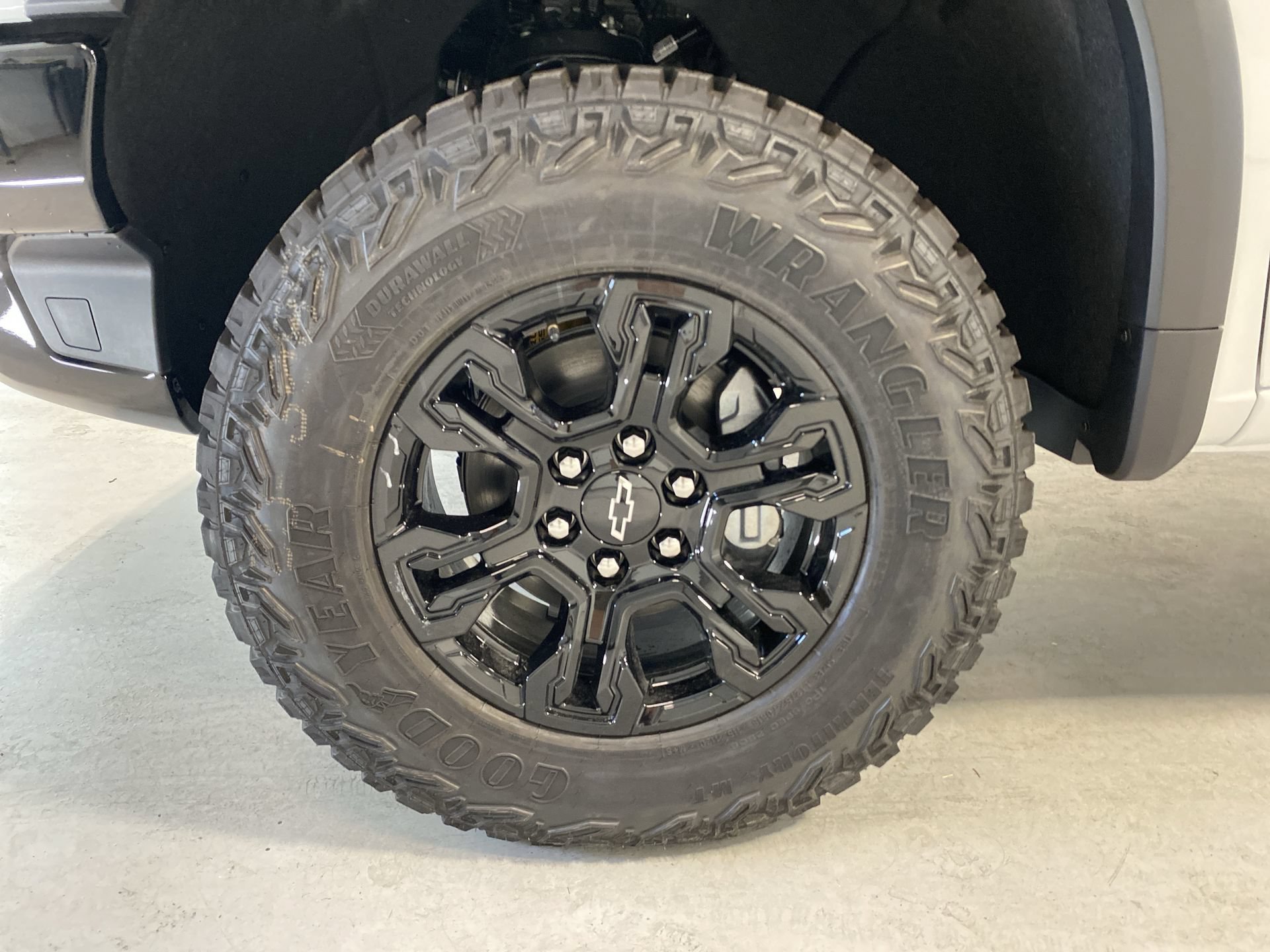 New 2026 Summit White Chevrolet ZR2 image 33