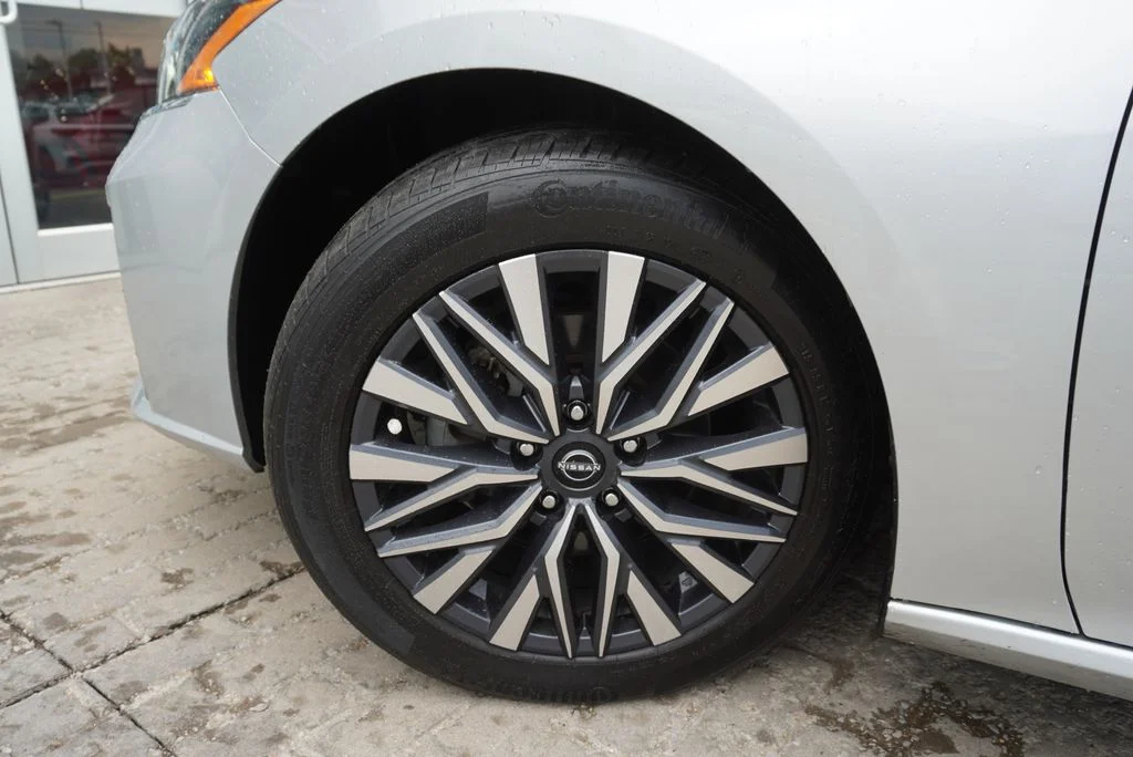 Used 2023 Silver Nissan 2.5 SV image 30