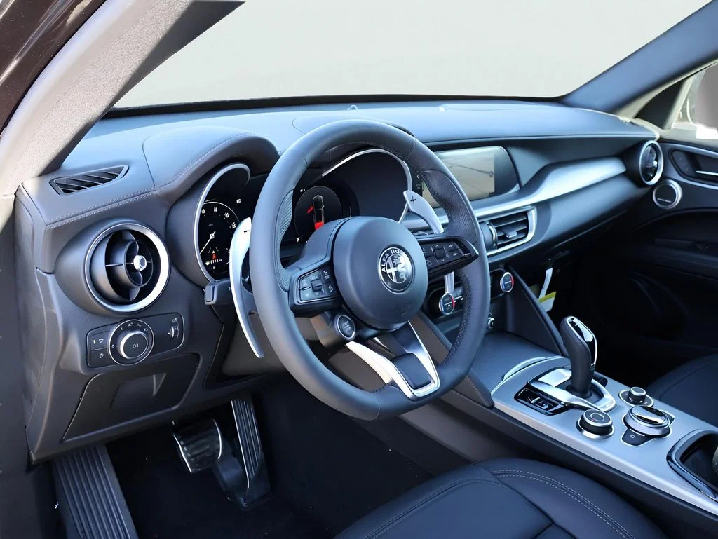 New 2025 Vulcano Black Metallic Alfa Romeo Base image 19